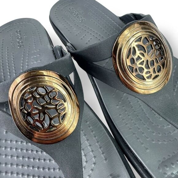 Crocs Sanrah Wedge Sandals Black Metallic Gold Circle Medallion Ring Womens 11 - Picture 8 of 13